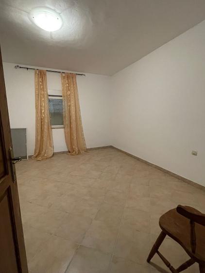 Vând  Casă de vânzare pe două niveluri, independentă, 184 mp la parter, cu mansa - 10