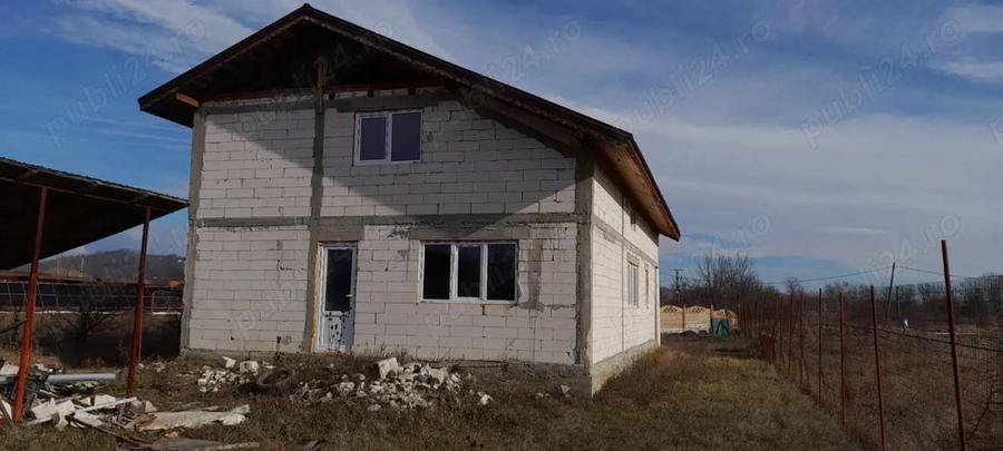 PRET MIC. 65000 euro . CASA + TEREN 2500 metri p trati - 1