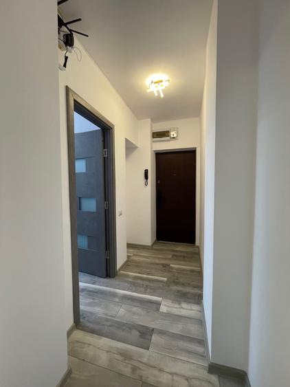 Piata Romana, Coloane, Metrou - 7