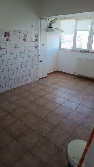 Închiriez apartament 3 camere - 6
