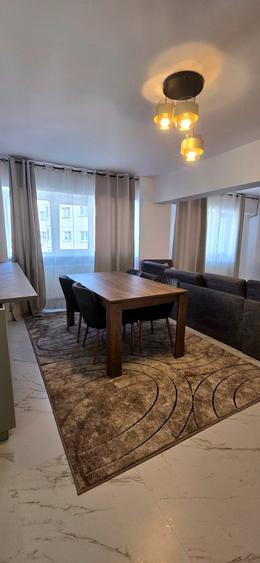 Apartament cu 3 camere semidecomandat în Apărătorii Patriei
