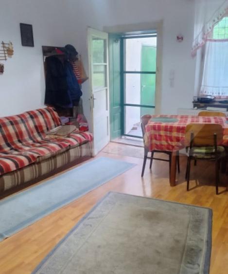 Casă cu 4 camere cu Teren 7729 Mp în Central