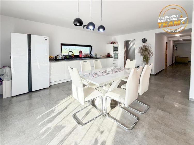 Casă individuală cu 4 camere cu Teren 800 Mp în Periferie