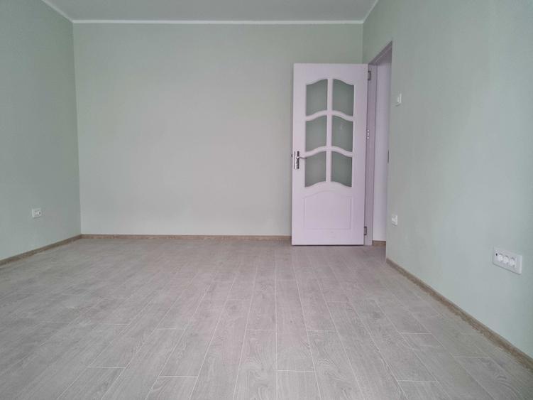 Apartament cu 3 camere decomandat în Exterior Vest