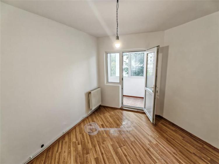 Apartament cu 3 camere decomandat în Nicolina