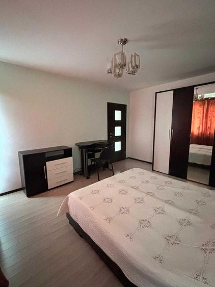 Apartament cu 3 camere decomandat în Tractorul