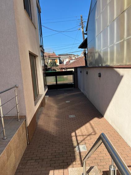 Casă individuală cu 8 camere cu Teren 226 Mp în Central