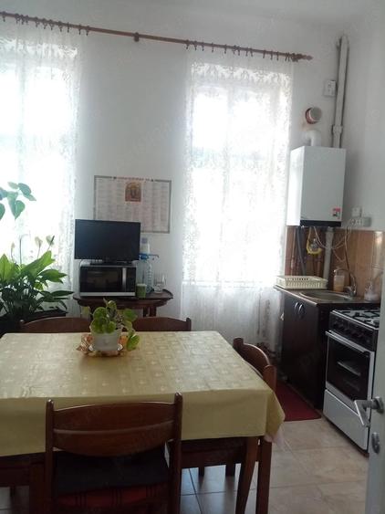 Apartament cu 4 camere decomandat în Central