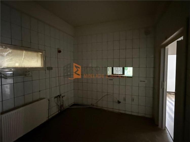 Casă individuală cu 8 camere cu Canalizare în Siriu