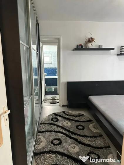 Apartament cu 3 camere semidecomandat, mobilat în Calea București