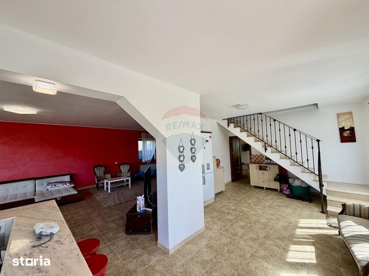 Casă cu 5 camere cu Teren 3400 Mp în Garoafa