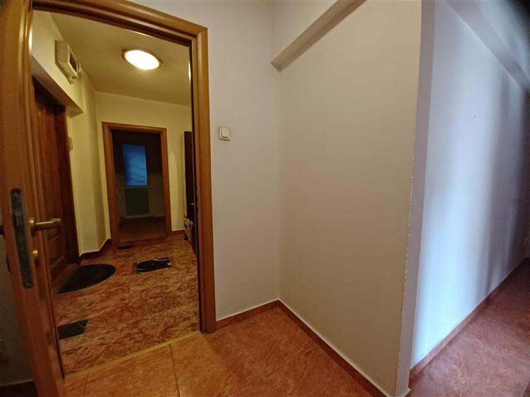 Apartament cu 3 camere decomandat, mobilat în Calea Victoriei