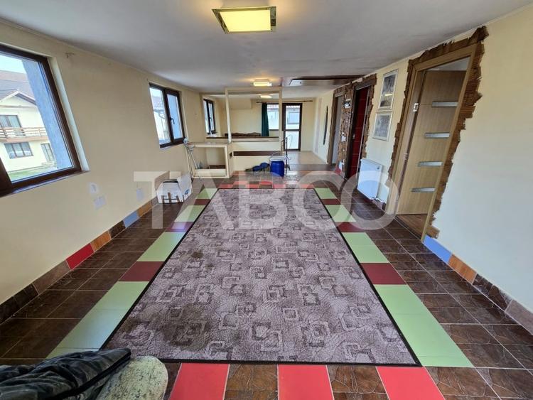 Casa de vanzare cu 6 camere 2 parcari curte libera 200 mp in Selimbar - 1