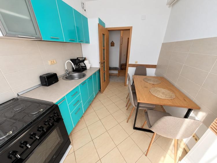 Apartament cu 3 camere decomandat, mobilat în Central