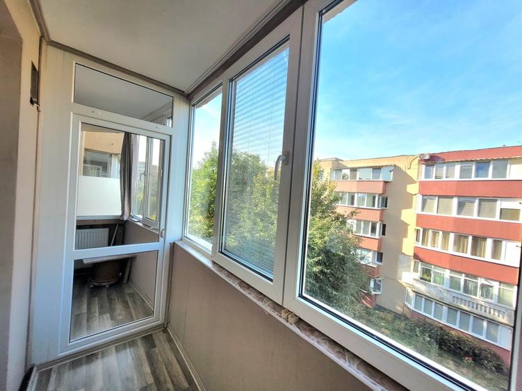 Apartament cu 3 camere decomandat în Florilor