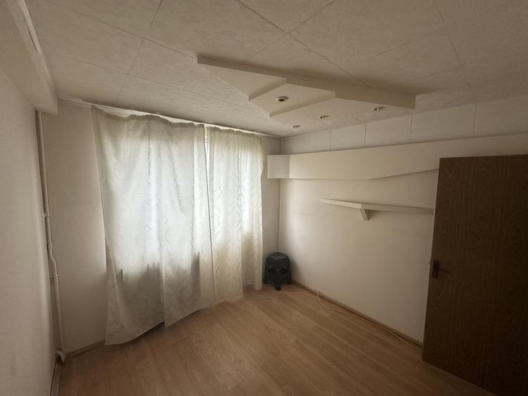 Apartament cu 3 camere semidecomandat în Berceni