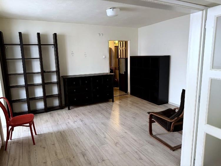 Apartament cu 3 camere semidecomandat, mobilat în Ștefan cel Mare