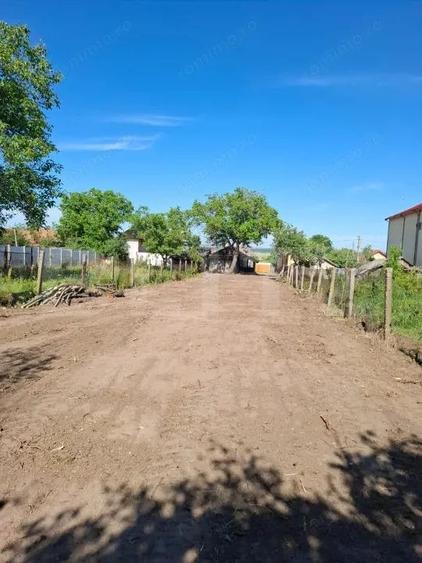 Casa modesta, demolabila, in Podari cu teren de 822 mp - 1