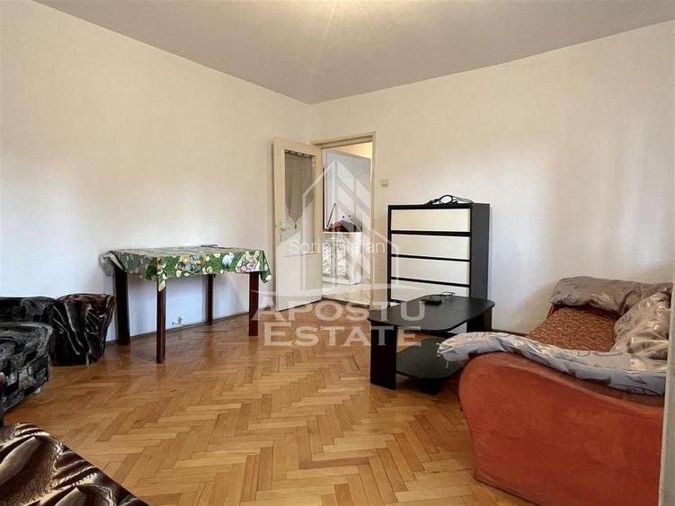 Apartament trei camere decomandat etaj intermediar