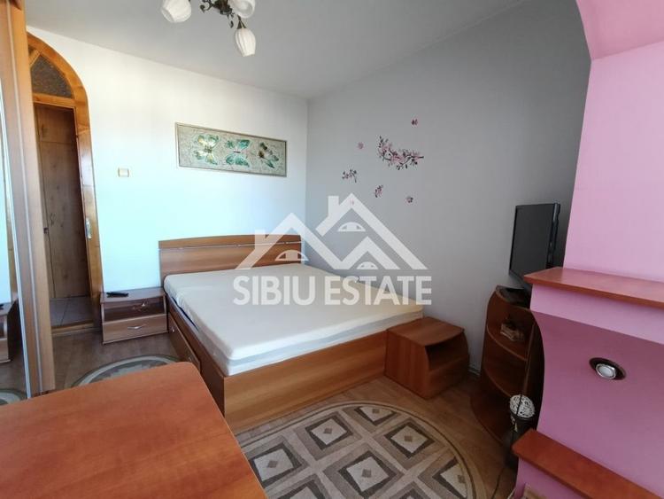 Apartament de vanzare cu 3 camere, decomandat -55 mp. balcon, pivnita - 13