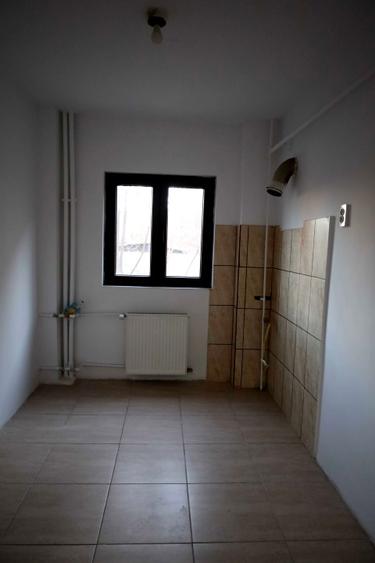 2 Camere Et.1/10 Decomandat An constructie 1980 Metrou Gorjului - 4