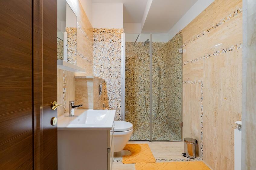 Penthouse cu 5 camere decomandat, mobilat în Central