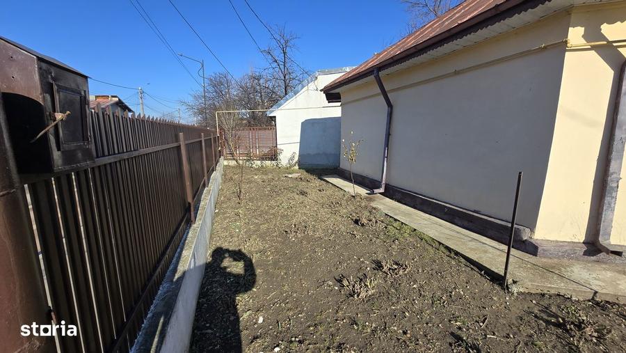Casă cu 3 camere cu Canalizare în Central