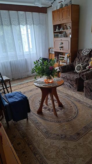 Apartament decomandat etaj 3 Scoala 8 - 1