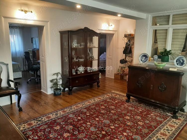 2 Case cu 7 camere, 2 bucatarii si 3 bai, intr-o curte cartierul Gradiste 2 Case cu 7 camere, 2 bucatarii si 3 bai, intr-o curte cartierul Gradiste