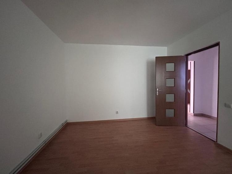 VANZARE BIROURI, CABINET, SALON, IN ȘASE CAMERE CU MULTIPLE DEPENDINȚE - 9