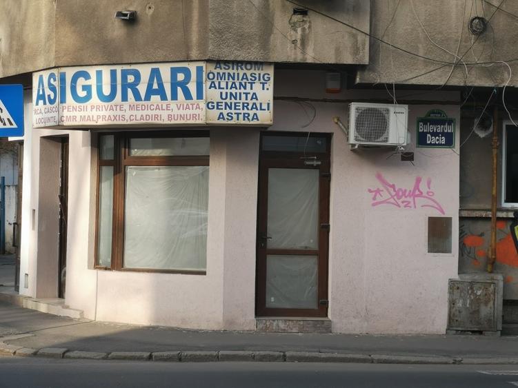 Dacia Bd., la trecerea de pietoni, pe colt, langa Statia de Salvare Bucuresti - 1