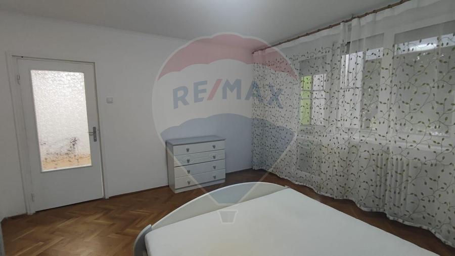 De inchiriat apartament 3 camere spatios  etaj 1 Splaiul Crisanei - 2