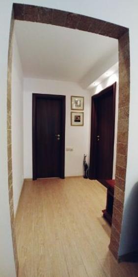 Apartament cu 3 camere semidecomandat în Berceni