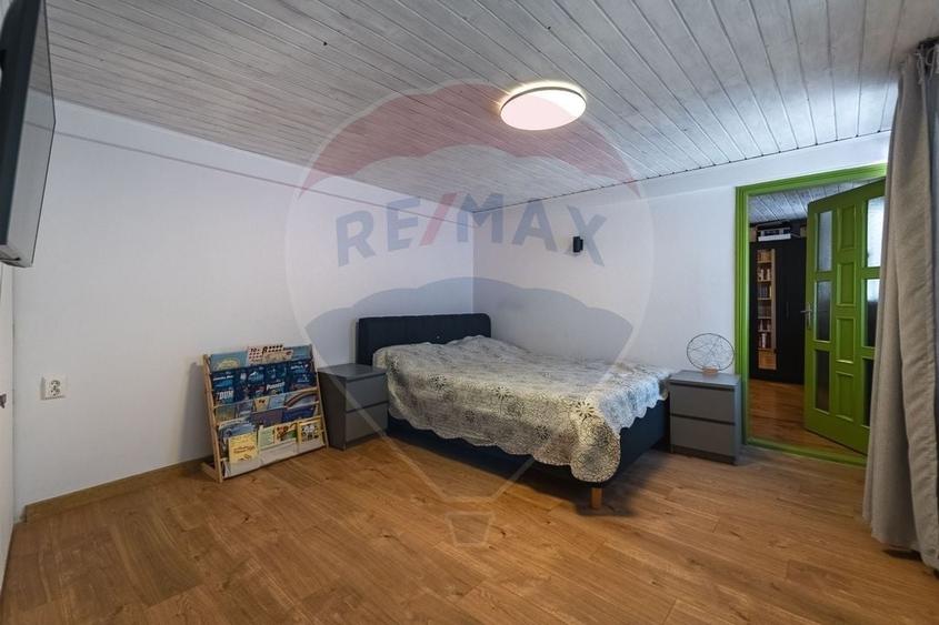 Apartament cu 3 camere nedecomandat, mobilat în Schei