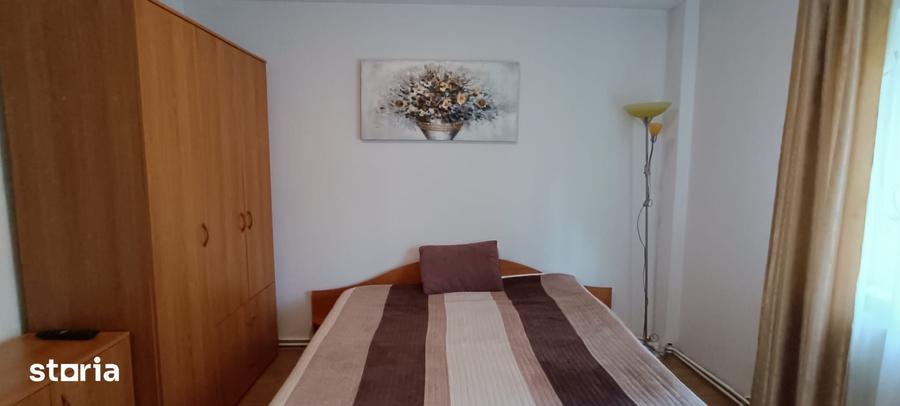 Apartament cu 4 camere decomandat în Tractorul