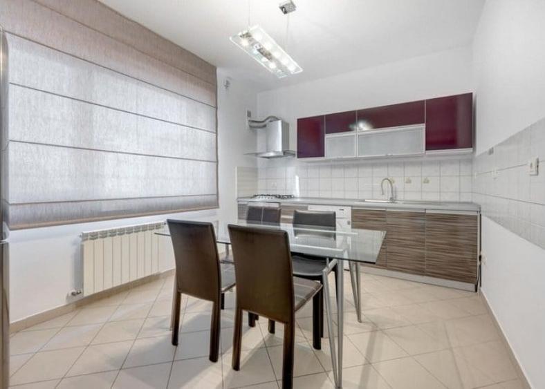 Apartament cu 4 camere, mobilat în Nordului