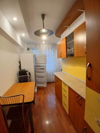 Apartament cu 3 camere semidecomandat, mobilat în Ultracentral