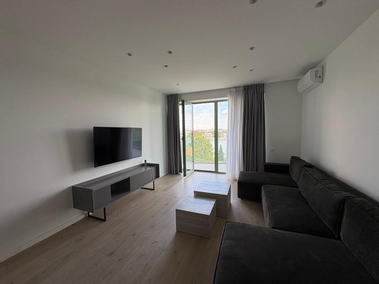 Apartament cu 3 camere semidecomandat în Sisești