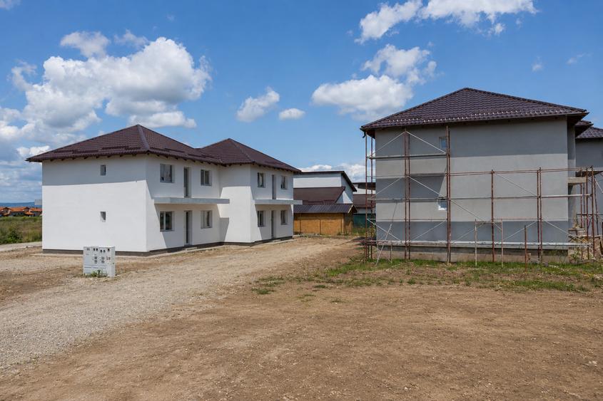 Duplex cu 4 camere cu Canalizare în Sânpetru