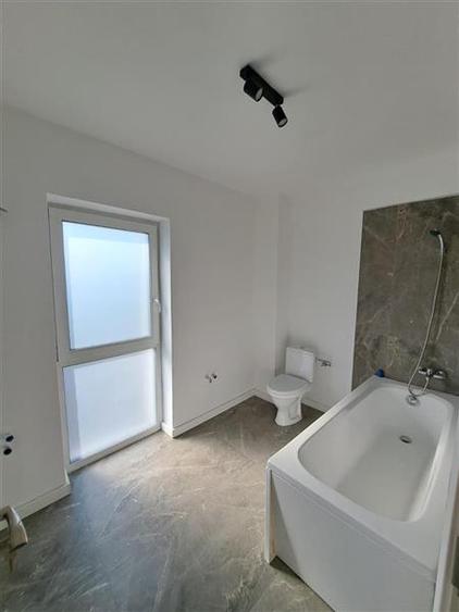 Apartament cu 4 camere semidecomandat, mobilat în Dâmbul Rotund