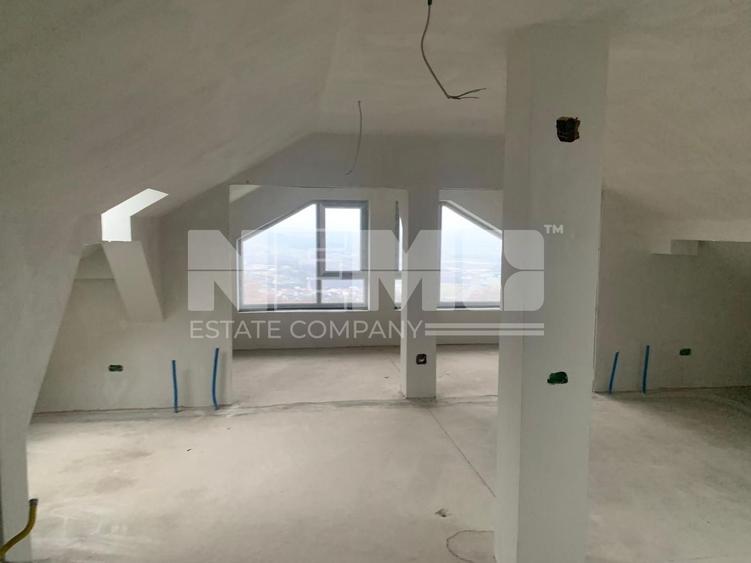 Penthouse cu 4 camere semidecomandat în Periferie