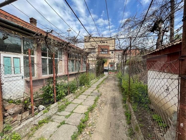 Casă individuală cu 2 camere cu Teren 223 Mp în Semicentral