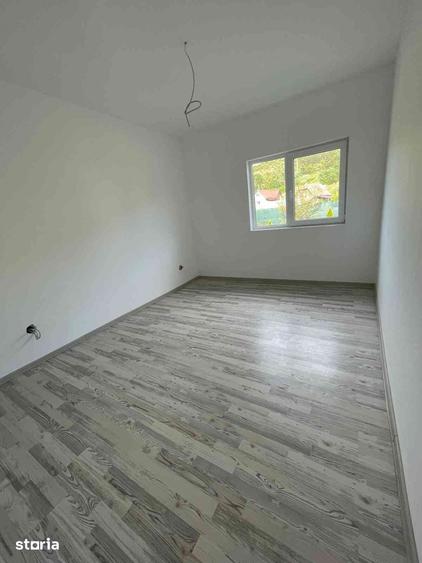 Casă cu 2 camere cu Teren 841 Mp în Ceuaș