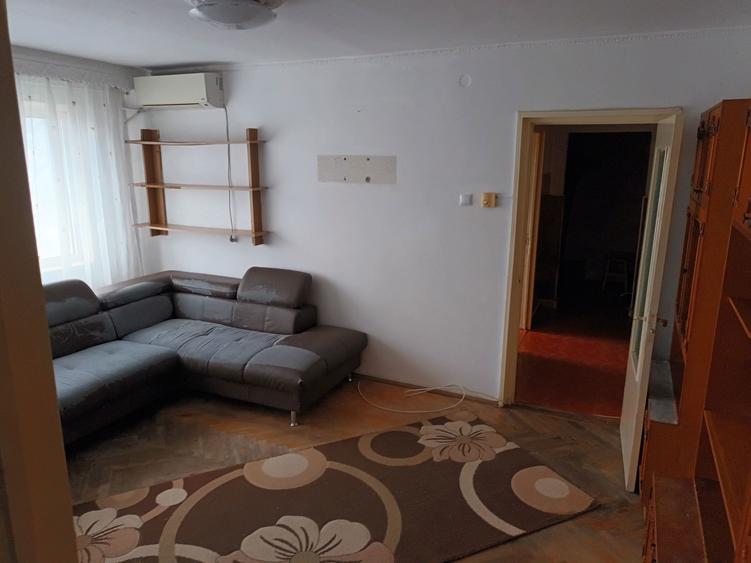 Vand 2 semi , et. 4, in fata la Restaurant Miorita, supraf - 5