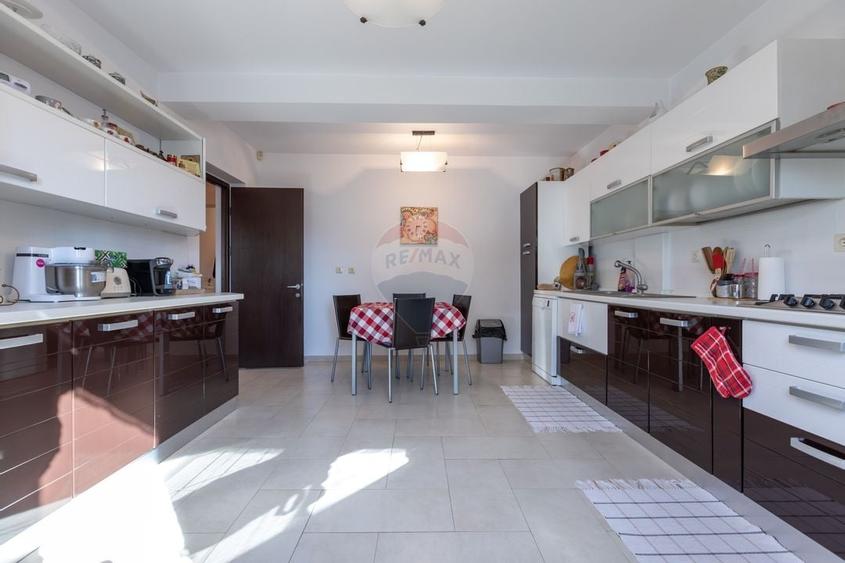 Vilă cu 7 camere de vânzare în zona Centrală Orașul  BUHUȘI - 9