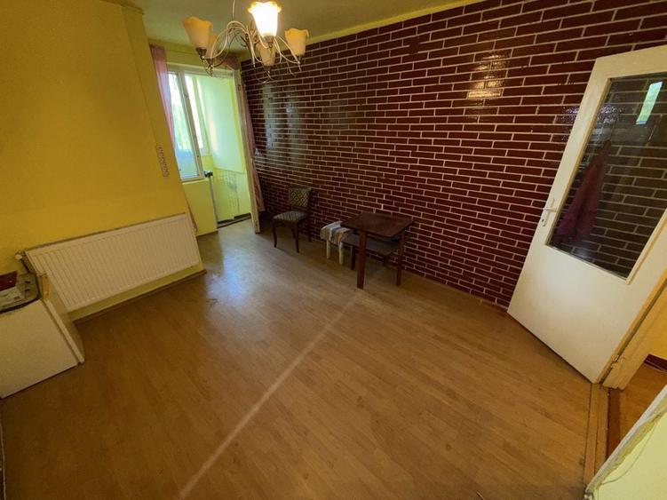 Ofer spre vanzare Garsoniera la etajul 1 zona Ostrovului nr 11 - 3