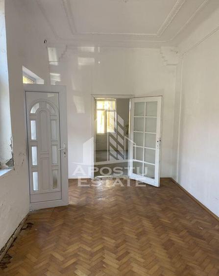 Doua case in aceea?i curte - 1