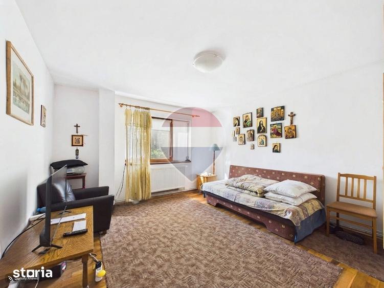 Casă cu 6 camere cu Teren 2208.64 Mp în Central