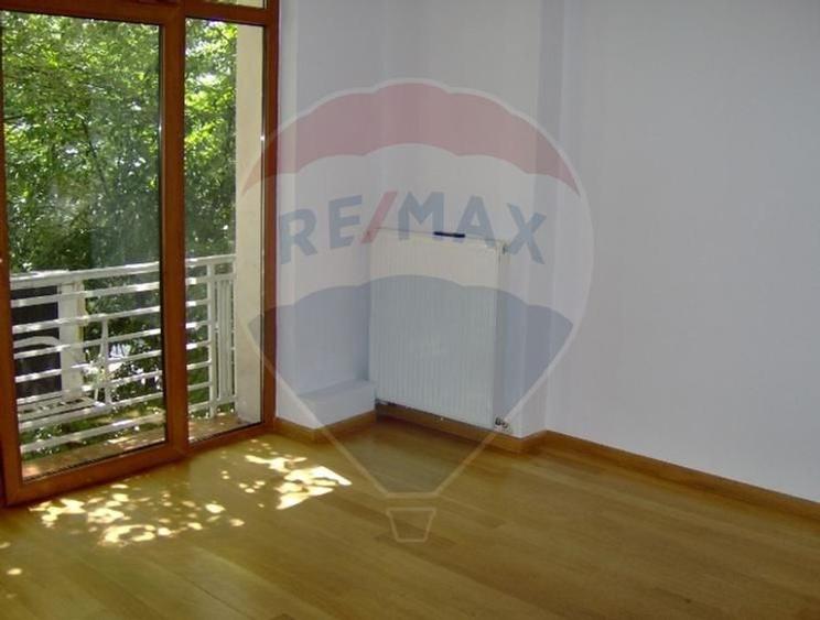 Apartament 6 camere decomandat - 1