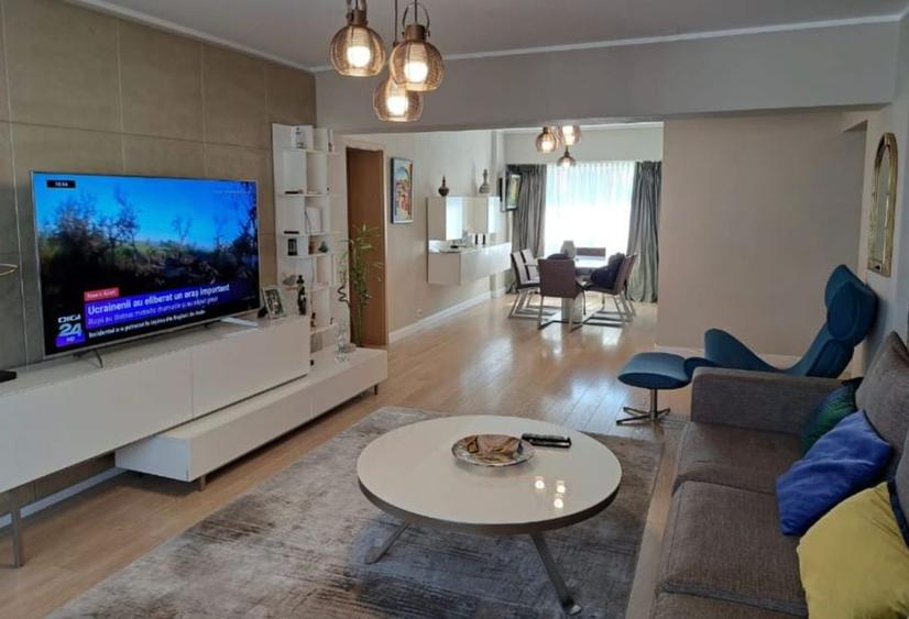 Apartament cu 4 camere semidecomandat în Calea Victoriei